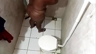 Camera escondida no banheiro flagra madrasta gordinha